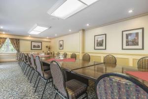 uma sala de conferências com uma mesa longa e cadeiras em Inn on the Lake, Ascend Hotel Collection em Fall River