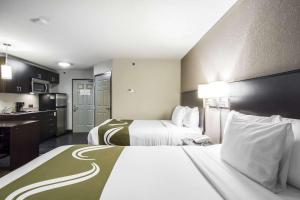 Postel nebo postele na pokoji v ubytování Quality Inn & Suites Thompson