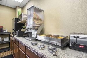 A kitchen or kitchenette at Quality Inn & Suites Thompson