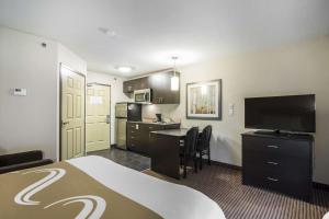 Kuchyň nebo kuchyňský kout v ubytování Quality Inn & Suites Thompson