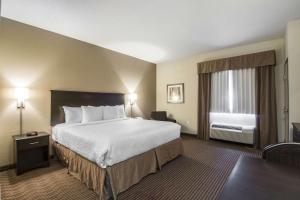 Postel nebo postele na pokoji v ubytování Quality Inn & Suites Thompson