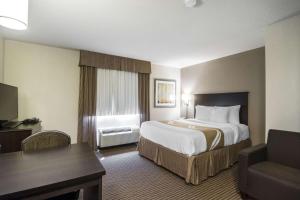 Postel nebo postele na pokoji v ubytování Quality Inn & Suites Thompson