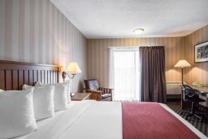 Postel nebo postele na pokoji v ubytování Quality Hotel