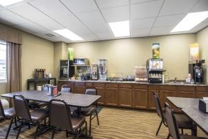 Příslušenství pro přípravu čaje a kávy v ubytování Quality Inn & Suites Thompson