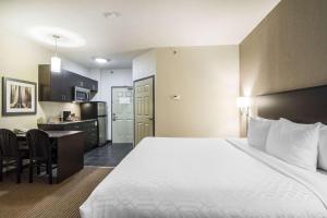 Postel nebo postele na pokoji v ubytování Quality Inn & Suites Thompson
