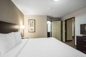 Postel nebo postele na pokoji v ubytování Quality Inn & Suites Thompson