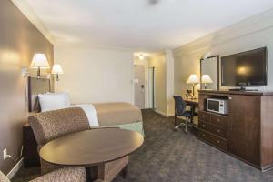 Voodi või voodid majutusasutuse Quality Inn & Suites High Level toas