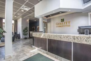 un vestíbulo de una oficina de seguros de calidad en Quality Inn & Suites High Level, en High Level