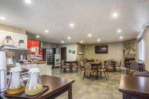 
A restaurant or other place to eat at Econo Lodge Inn & Suites High Level
