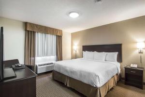 Postel nebo postele na pokoji v ubytování Quality Inn & Suites Thompson