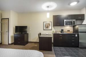 Kuchyň nebo kuchyňský kout v ubytování Quality Inn & Suites Thompson