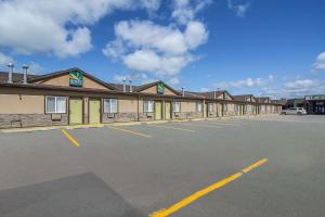 a large parking lot in front of a hotel at Quality Inn & Suites High Level in High Level