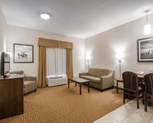 uma sala de estar com um sofá e uma mesa em Quality Inn & Suites em Estevan