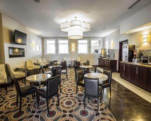 un restaurante con mesas y sillas en una habitación en Comfort Hotel Bayer's Lake, en Halifax