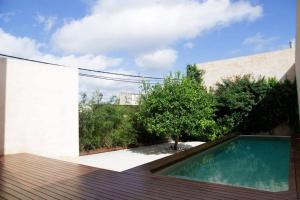 ソン・サルベーラにあるAmplia casa con piscina cerca playaの屋上スイミングプール付きの家