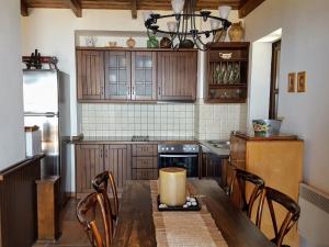 Кухня или мини-кухня в Rathimata Villas
