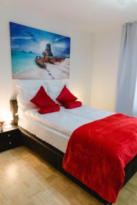 Schlafzimmer mit einem Bett mit Wandgemälde in der Unterkunft Luxury flat between Cologne and Bonn and Phantasialand Bruhl in Wesseling