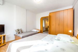 ein Schlafzimmer mit großem Bett und Fernseher in der Unterkunft Garden paradise App in Sveti Vid-Miholjice