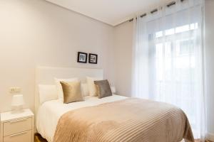 A bed or beds in a room at Sausalito - Iberorent Apartments