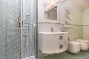 A bathroom at Appartamenti Lungomare Seafront - Goelba