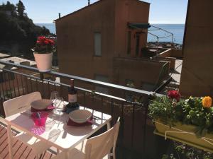 - une table avec une bouteille de vin sur le balcon dans l'établissement BougainvilleaP, à Monterosso al Mare