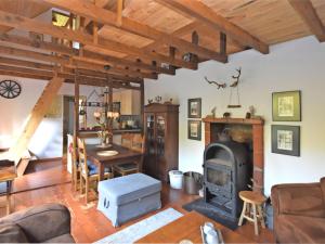 sala de estar con chimenea y estufa de leña en Vintage Holiday Home in Bad Pyrmont with Private Terrace, en Lügde