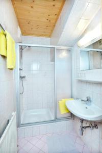 bagno con doccia e lavandino di Ferienwohnungen Haus Sonnenschein a Flachau