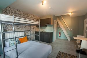 een slaapkamer met een stapelbed en een keuken bij Smartflats - Leuven in Leuven