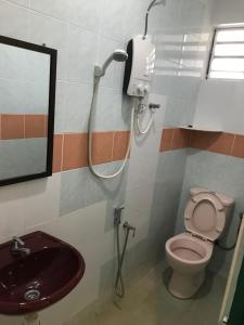 a bathroom with a toilet and a sink at Hotel dan Restoran Seri Kangsar in Kuala Kangsar