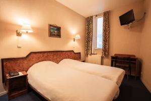 ein Hotelzimmer mit einem Bett und einem Fenster in der Unterkunft Hôtel Neptune Place d'Italie in Paris