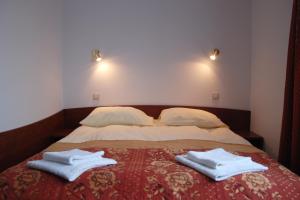 um quarto com uma cama com duas toalhas em Orka em Trzęsacz