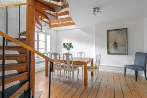 uma sala de jantar com mesa e cadeiras em Gamla Stan Apartments em Estocolmo