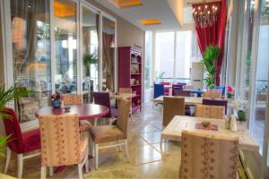 un restaurante con mesas y sillas en una habitación en ELEGANCE ASIA HOTEL, en Estambul