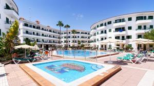 a swimming pool in front of a hotel at Las Faluas in Playa del Ingles