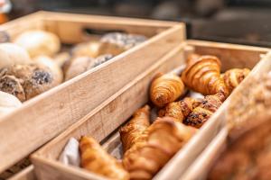 un montón de diferentes tipos de bollería en cajas de madera en Hotel Sonne, en Rheda-Wiedenbrück