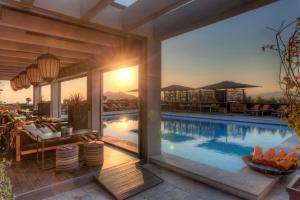 Bazén v ubytovaní President Hotel Athens alebo v jeho blízkosti