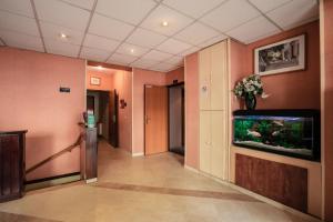 un couloir d'un hôpital avec un aquarium dans l'établissement Hôtel Neptune Place d'Italie, à Paris