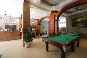 Biliár nebo kulečník v ubytování Best Central Point Hotel