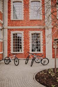 dos bicicletas estacionadas frente a un edificio de ladrillo en Hotel & Restaurant Heyligenstaedt, en Giessen