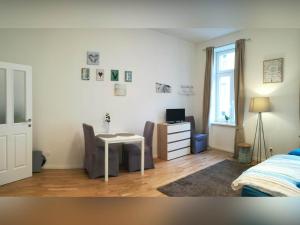 Televízia a/alebo spoločenská miestnosť v ubytovaní Lovely Studio Apartment Volkertmarkt