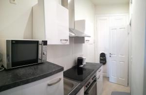 Kuchyňa alebo kuchynka v ubytovaní Lovely Studio Apartment Volkertmarkt