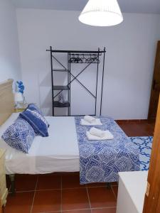 Cette chambre comprend un lit et une table avec des serviettes. dans l'établissement Apartamento La Rana, à Séville