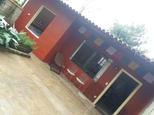 Fotografie z fotogalerie ubytování "Chalé Balines Oroboro" 1 - Casa com jardim de 150 m e cozinha completa em Macacos v destinaci Macacos