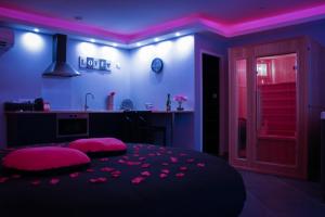 Un dormitorio con una cama con flores. en Nuit vip spa sauna privatif, en Le Rove