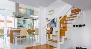 - une cuisine et une salle à manger avec un escalier en colimaçon dans une maison dans l'établissement Genteel Home Real de la Carretería, à Séville