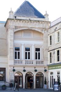 un homme debout devant un bâtiment dans l'établissement The Z Hotel Bath, à Bath