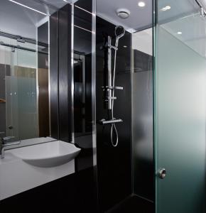 La salle de bains est pourvue d'une douche et d'un lavabo. dans l'établissement The Z Hotel Bath, à Bath