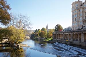 vista para um rio numa cidade com edifícios em The Z Hotel Bath em Bath