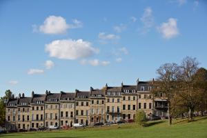 ein großes Gebäude, vor dem Autos parken in der Unterkunft The Z Hotel Bath in Bath