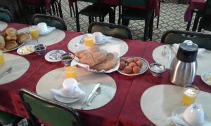 une table contenant des assiettes de nourriture et des œufs dans l'établissement Hotel La Gazelle, à Ouarzazate